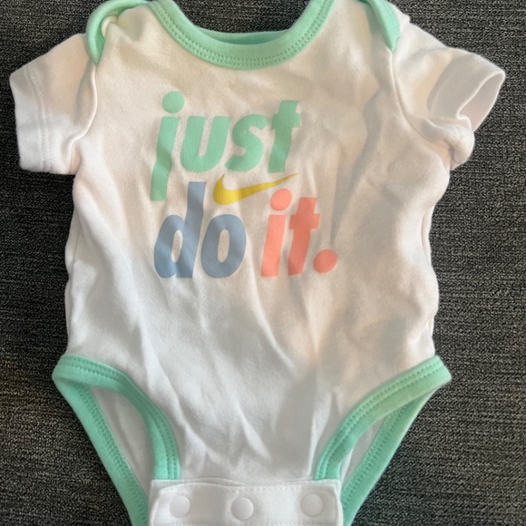 Nike Baby Newborn Outfit - Picture 3 of 4